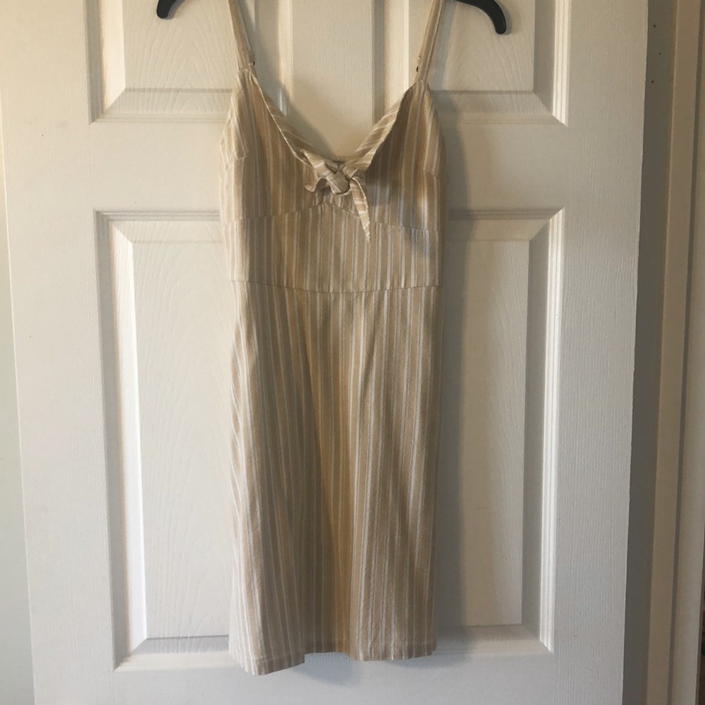 Hollister short stress tie in front